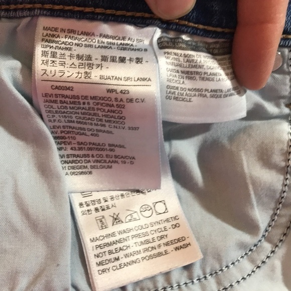 Levi’s Medium Wash Stretch Bermuda 5Pkt Style Denim Shorts size 33 - Picture 6 of 8